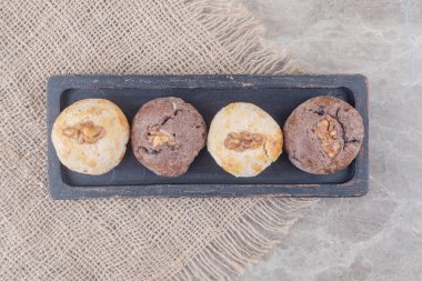 Küçük siyah tepside ceviz soslu kurabiyeler mermer arka planda. Yüksek kalite fotoğraf