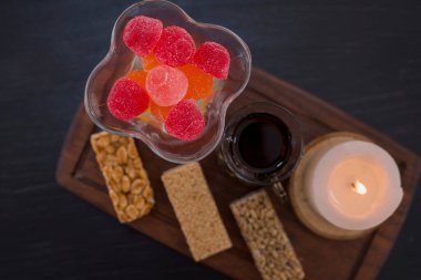 Marmelat ve mumlu susamlı waffle ile servis edilen bir bardak çay. Yüksek kalite fotoğraf