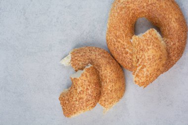 Gri arkaplanda susam tohumları var. Yüksek kalite fotoğraf