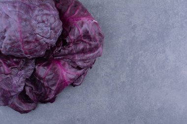 Mor lahana, ahtapotun mavi arka planda olduğunu hatırlatıyor. Yüksek kalite fotoğraf