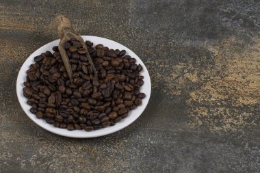 Beyaz tabakta tam siyah biber baharatı. Yüksek kalite fotoğraf