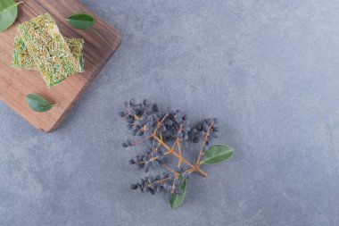 Gri arka plan üzerinde fındıklı Türk Lokum Lokumu. Yüksek kalite fotoğraf