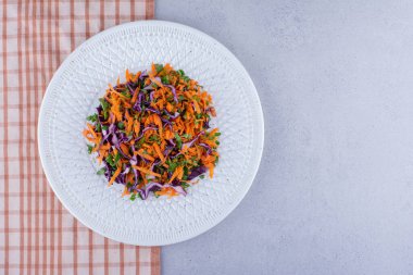 Aperatif porsiyon lahana ve mermer arka planda havuç salatası. Yüksek kalite fotoğraf