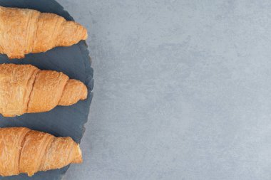 Mavi arka planda nefis bir kruvasan var. Yüksek kalite fotoğraf