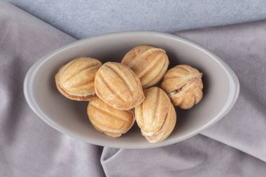 Karamelli kurabiye topları mermer arka planda bir kasede. Yüksek kalite fotoğraf