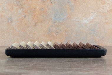 Mermer zemin üzerinde çıtır waffle tabağı. Yüksek kalite fotoğraf