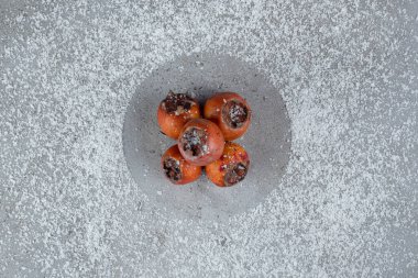 Dağınık hindistan cevizi tozu kaplı mermer kaplama kaki tabağı. Yüksek kalite fotoğraf