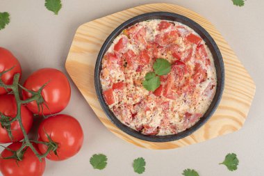 Tahtada domatesli leziz omlet. Yüksek kalite fotoğraf