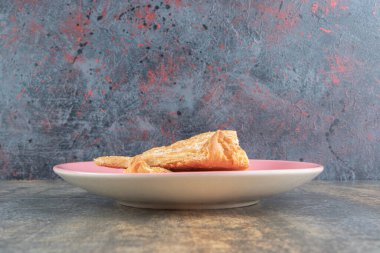 İki ev yapımı, şekerli pembe bir tabak. Yüksek kalite fotoğraf