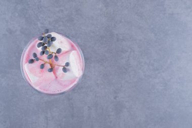 Gri arka planda taze kremalı pembe milkshake manzarası. Yüksek kalite fotoğraf
