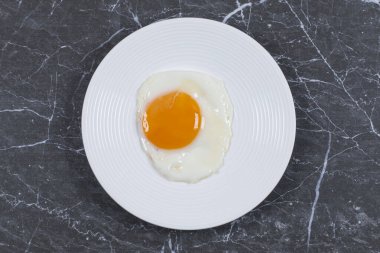 Tabakta, mermer zemin üzerinde nefis kızarmış yumurta. Yüksek kalite fotoğraf