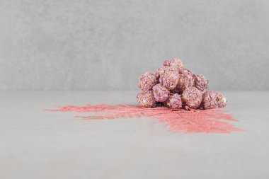 Dekoratif yapraklar mermer arka planda patlamış mısır şekeri yığınını süslüyor. Yüksek kalite fotoğraf