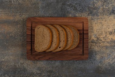 Tahtada dilimlenmiş siyah ekmek.