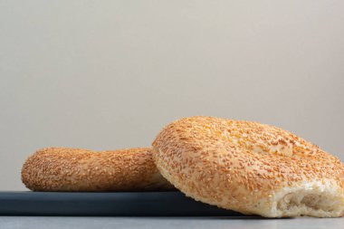 Siyah tabakta iki taze lezzetli simit. Yüksek kalite fotoğraf