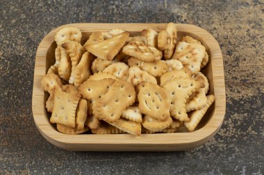 Tahta kasede tuzlanmış kraker çeşitleri. Yüksek kalite fotoğraf