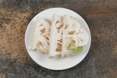 Dişsiz karnabahar tabakta, mermer zemin üzerinde. Yüksek kalite fotoğraf