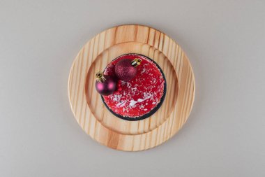 Çilek şuruplu pasta ve mermer arka planda noel süsleri. Yüksek kalite fotoğraf