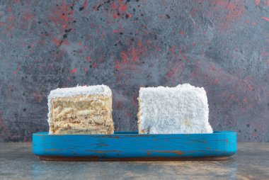 Mavi bir tahta üzerinde iki parça kek. Yüksek kalite fotoğraf