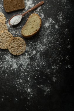 Mermer masaya izole edilmiş gevrek diyet ekmekleri. Yüksek kalite fotoğraf