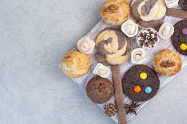 Tahtada bir sürü çam kozalaklı kurabiye var. Yüksek kalite fotoğraf