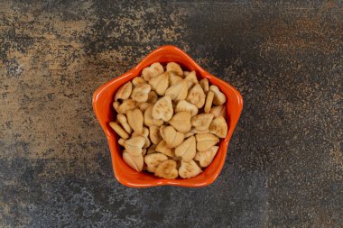 Turuncu kasede kalp şeklinde tuzlu krakerler. Yüksek kalite fotoğraf