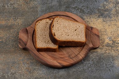 Tahta tabakta siyah ekmek. Yüksek kalite fotoğraf