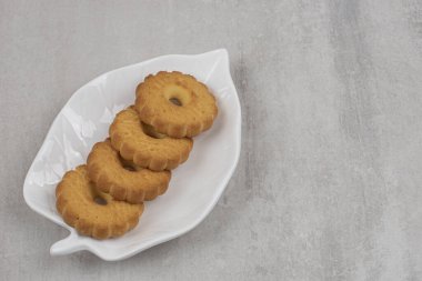 Yaprak şeklinde tabakta lezzetli bisküviler. Yüksek kalite fotoğraf