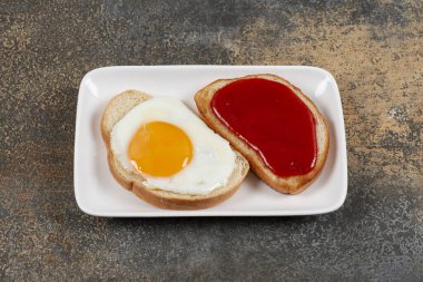 Kızarmış yumurtalı tost ve beyaz tabakta reçel. Yüksek kalite fotoğraf