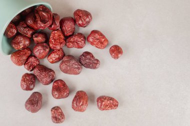 Beton arka planda bir fincanda kurumuş jube meyveleri. Yüksek kalite fotoğraf