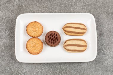 Beyaz tabakta nefis kakaolu kurabiyeler. Yüksek kalite fotoğraf
