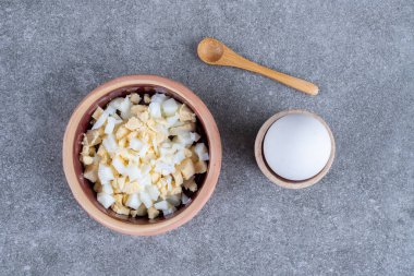 Lezzetli salata ve haşlanmış yumurta dolu bir kase. Yüksek kalite fotoğraf