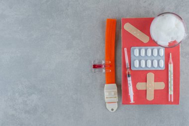 Gri arka planda tıbbi şeyler. Yüksek kalite fotoğraf