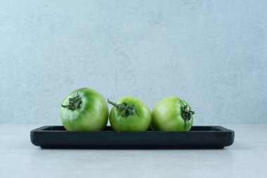 Siyah tabakta yeşil domates turşusu. Yüksek kalite fotoğraf