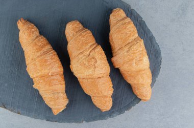 Mavi arka planda nefis bir kruvasan var. Yüksek kalite fotoğraf