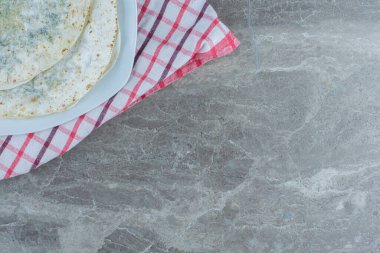 Azerbaycan ulusal mutfağı. Gutab, bir tabakta, havlunun üstünde, mermer zeminde. Yüksek kalite fotoğraf