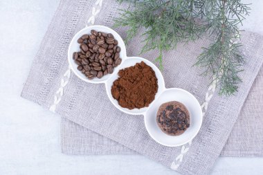 Çikolatalı kurabiye, kakao ve beyaz kaselerde kahve çekirdekleri. Yüksek kalite fotoğraf