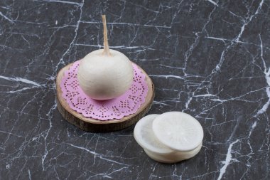 Mermer zemin üzerinde taze ve dilimlenmiş beyaz turp. Yüksek kalite fotoğraf