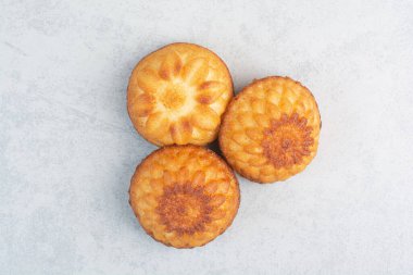 Beyaz arka planda tatlı, lezzetli kekler. Yüksek kalite fotoğraf