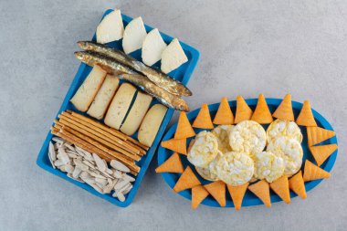  Lezzetli yemek ve balıklı mavi tabaklar. Yüksek kalite fotoğraf