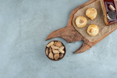 Tahtada fındıklı kek ve hamur işleri. Yüksek kalite fotoğraf