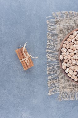 Kurabiyeler ve tarçın havlunun üzerinde, mermer arka planda. Yüksek kalite fotoğraf