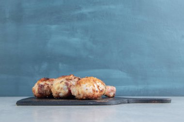 Kızarmış tavuk bacaklı ahşap tahta et. Yüksek kalite fotoğraf