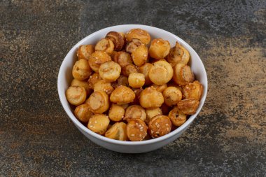 Beyaz kasede tuzlu krakerler. Yüksek kalite fotoğraf