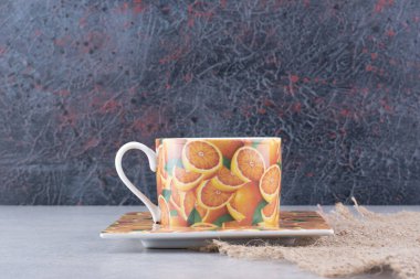 Çuval bezli mermer masada bir fincan çay. Yüksek kalite fotoğraf