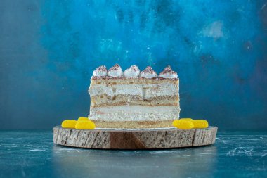 Kek dilimi ve marmelatlar mavi arka planda tahta bir tahtada. Yüksek kalite fotoğraf