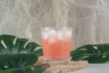 Çuval bezinde buz olan bir bardak kırmızı meyve suyu. Yüksek kalite fotoğraf