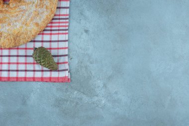 Yassı ekmek ve mermer zeminde havlunun üzerinde dört kozalak. Yüksek kalite fotoğraf