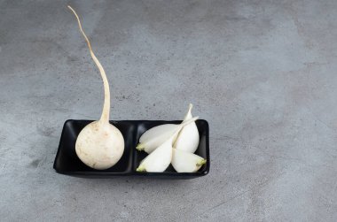 Sarımsaklı taze şalgam sebzesi hasat ediyorum. Yüksek kalite fotoğraf