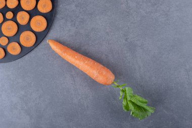 Bahçede, kesme tahtasında, mermer zeminde havuçlar toplandı. Yüksek kalite fotoğraf
