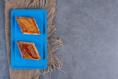 Mavi tabakta ev yapımı çıtır börekler. Yüksek kalite fotoğraf